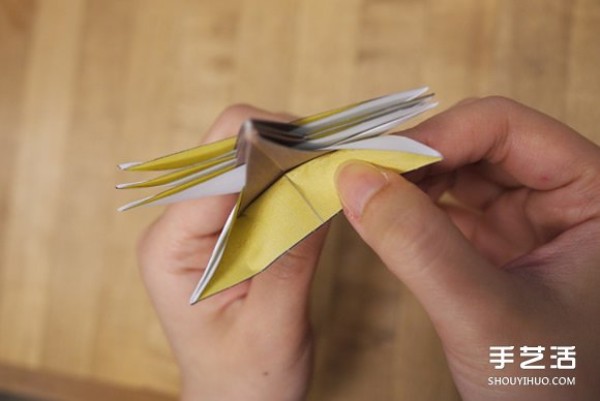 The folding methods of sunflowers illustrates the process of handmade origami sunflowers