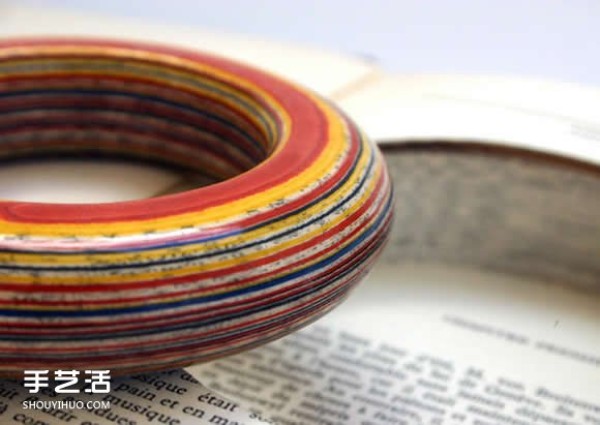 Jewelry made from old books and newspapers has the flavor of time~