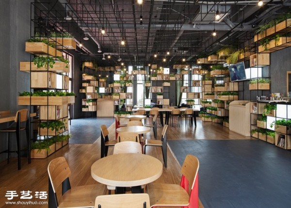 The smart design of Beijing Home Cafe with natural partitions of plants