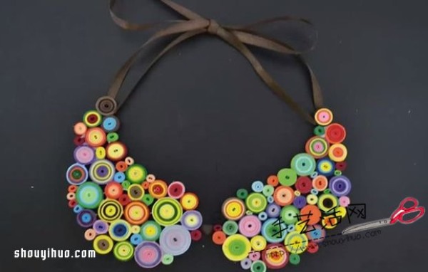 Detailed illustrated tutorial on the manual DIY production method of the quilled paper feather necklace