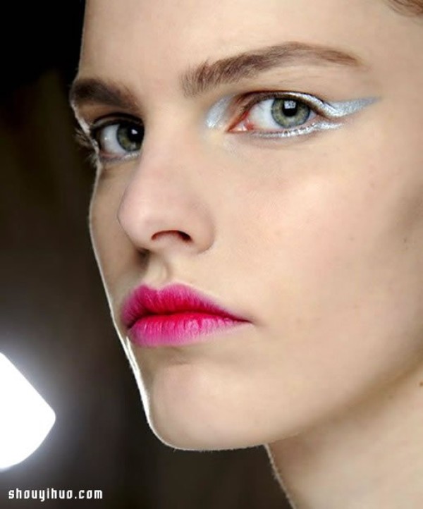 Year-end party must-haves: bold and eye-catching metallic eye makeup