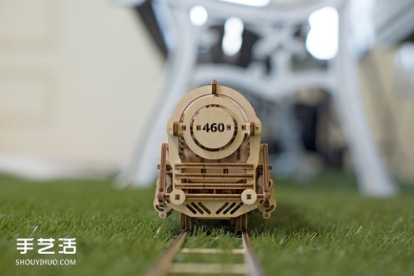 The little train is moving! Self-driven mechanical gear DIY model