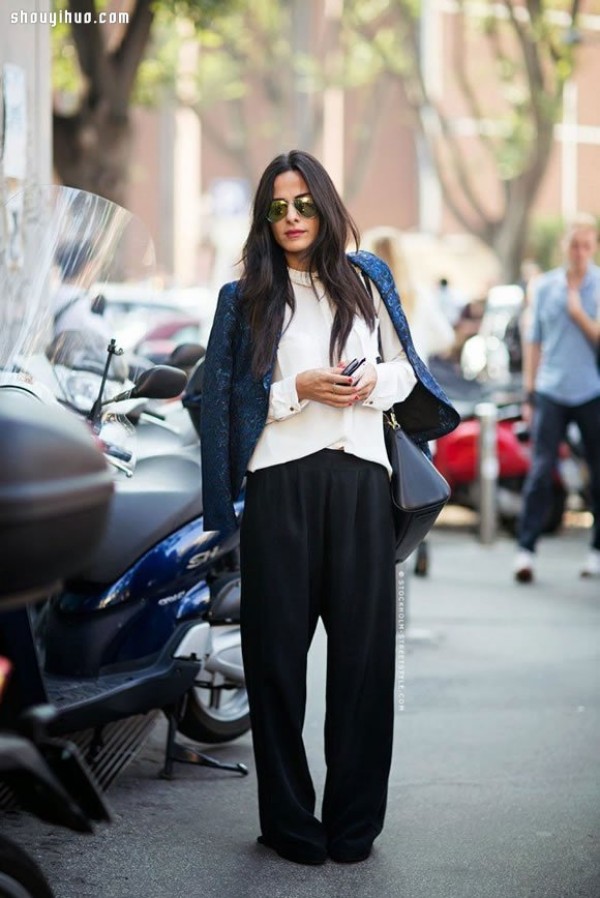 Wide-leg trousers are back in fashion for girls in autumn and winter