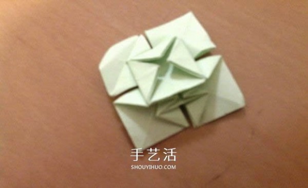 How to fold a lucky four-leaf clover and how to make an origami four-leaf clover step by step" border= "0" width="580" height="435" src="https://img.111diy.com/timthumb.php?src=/d/file/20220112/4setq4shuwd.jpg" /></p>
<p>Sink the square crease inwards. </p>
<p align="center"><img alt="Illustration of how to fold a lucky four-leaf clover Step by step diagram of how to make origami four-leaf clover"  alt=