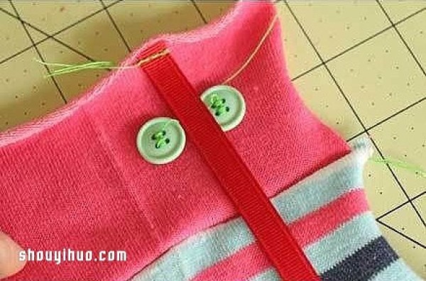 Use old socks to make dolls and DIY cute snake toys for children