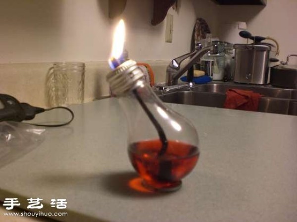 Use DIY to make small romantic oil lamps from waste incandescent light bulbs