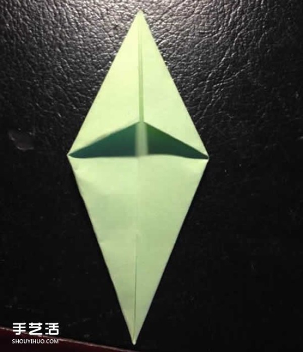 How to fold a four-petaled flower with illustrated steps. How to make an origami four-petaled flower by hand