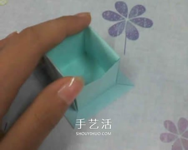 The folding method of the square packaging box with lid also includes the bow tie on the lid