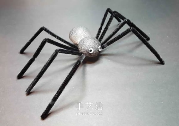 Illustrated hand-made tutorial of a simple Halloween spider for kindergarten