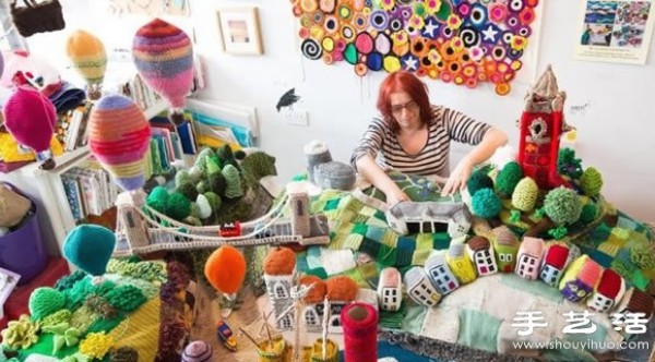 British handicraft expert uses knitting DIY to bring the city scene to life