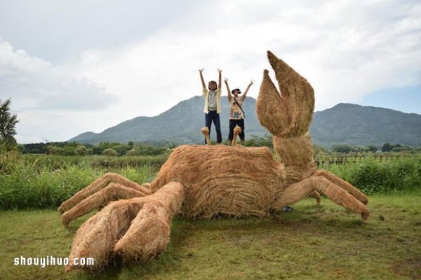 Japanese Rice Straw Art Festival uses useless straw to make large sculptures