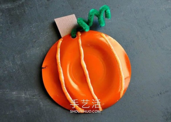 Illustrated tutorial on how to make homemade Halloween plastic cup pumpkin lanterns