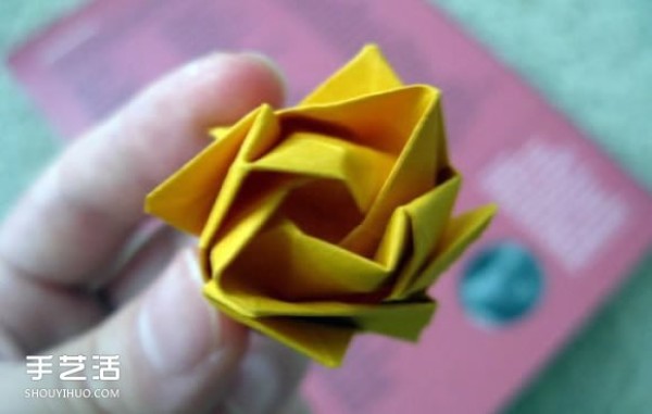 Folding a complex rose with illustrations and steps of folding a rose