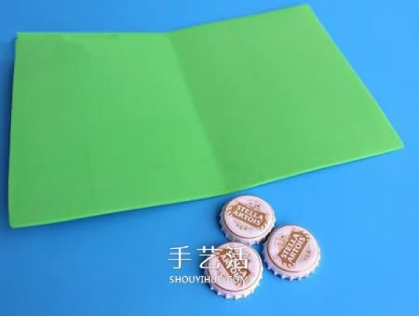 Use waste beer bottle caps to make a super simple Christmas card