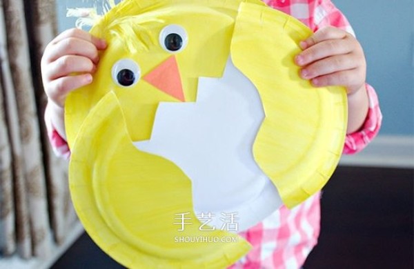 Tutorial on homemade birthday gifts for toddlers, use paper plates to make chicks that have broken shells