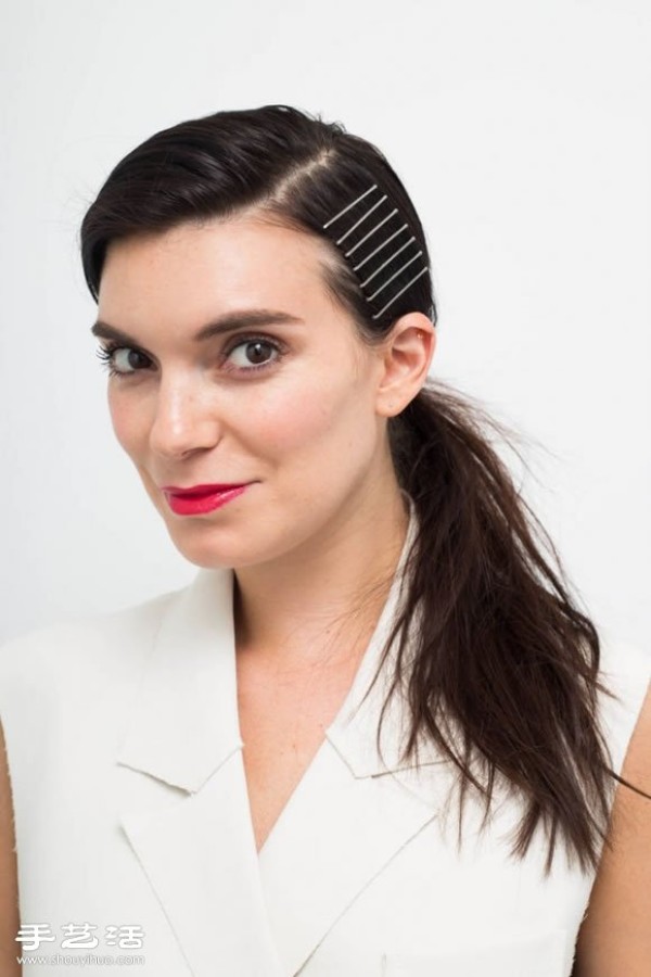 Hairpins can also create new tricks and 15 pretty hairstyles can be easily completed