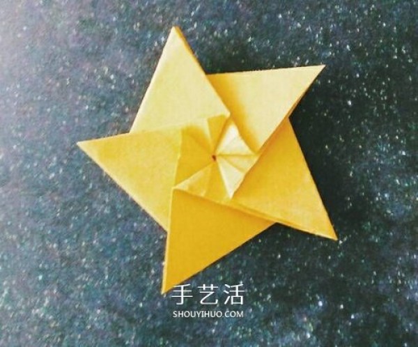 A three-dimensional star with illustrations and a tutorial on how to fold a beautiful five-pointed star