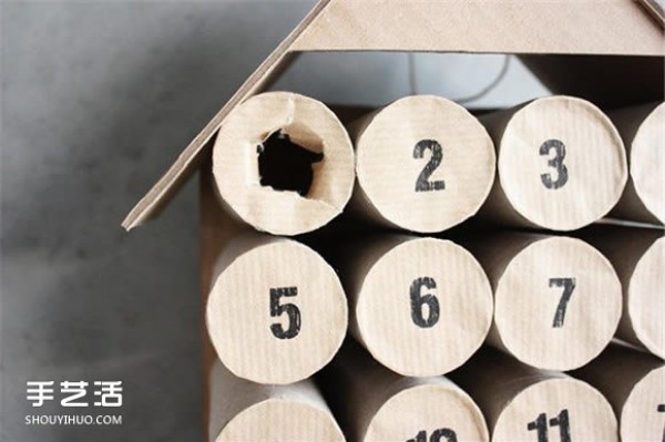 Use a rolling paper tube to make a countdown calendar for him to welcome Christmas~