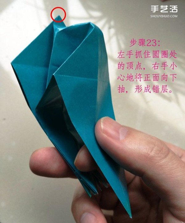 The folding method of the frog on the leaf illustrates the process of the frog on the origami leaf