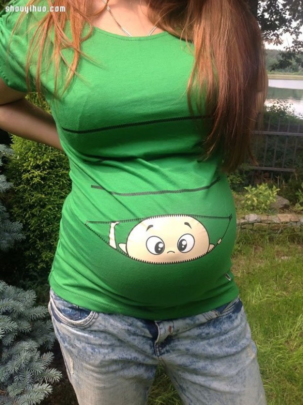 Fun T-shirt for pregnant women: Please wait patiently while downloading the baby!