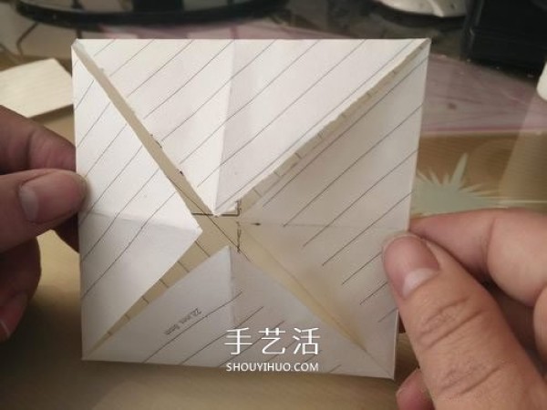 The moving origami pig illustrates the steps of folding the moving pig