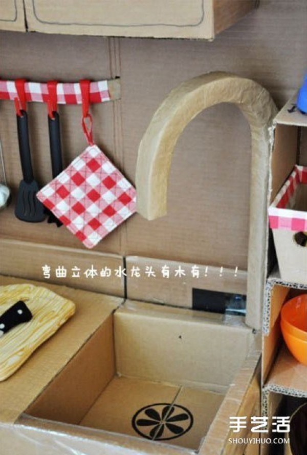 Use DIY to make childrens mini kitchen from unnecessary carton waste