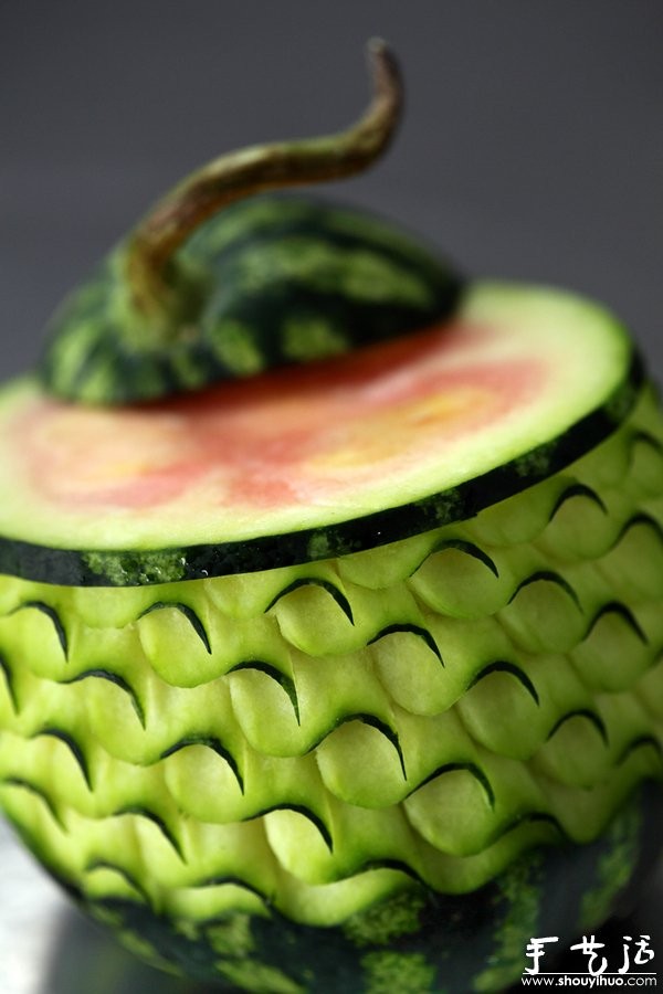 Creative works of fruit and vegetable carvings