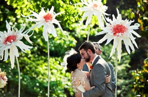 How to make simple and beautiful large paper flowers can be used as wedding decorations