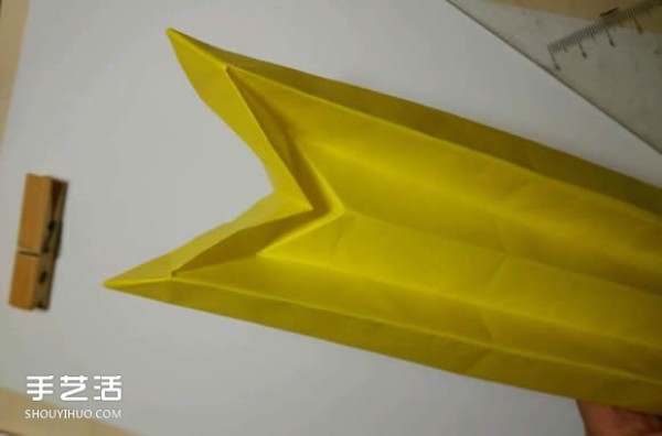 Illustrated tutorial on folding origami yuanxiao including a spoon for holding yuanxiao