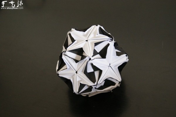 Appreciation of paper-colored love song in black and white with origami works