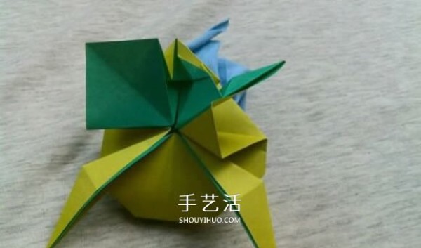 Three-dimensional frog origami step-by-step diagram, complicated methods and pictures of folding a frog