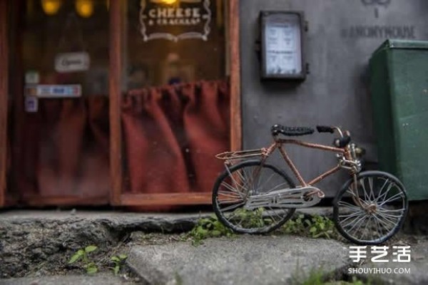 The mini shop model on the street makes people feel warm in the heart