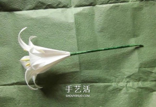 The origami process of the iron cannon lily illustrates the steps of folding the iron cannon lily by hand