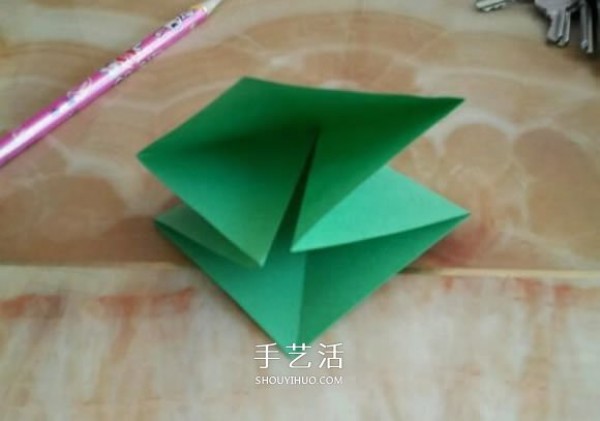 Simple handmade origami box with illustrations of how to fold a beautiful square carton