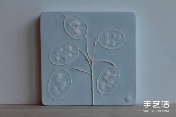 Put flowers and vegetables into clay to make plant fossil tiles