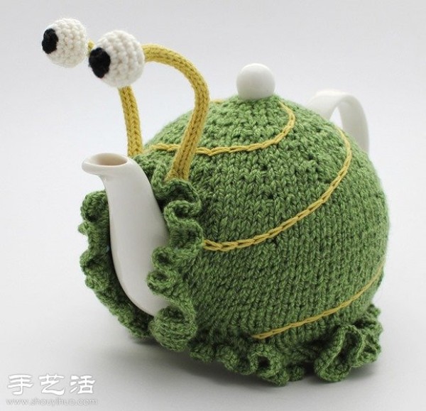 Add a sweater and the old teapot turns into a fashionable and interesting snail pot