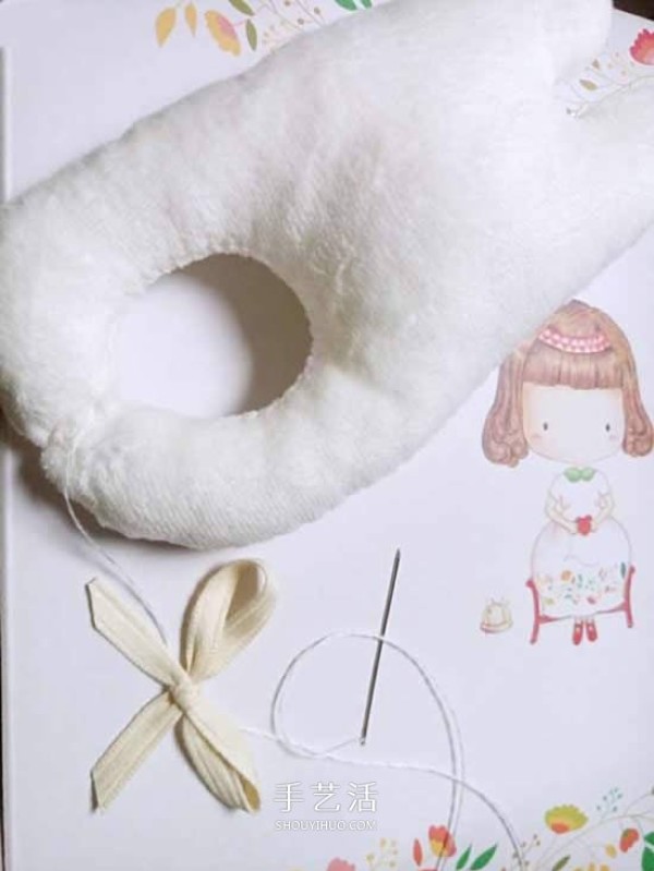 How to make a bunny hand rattle with illustrations of making a fabric cartoon hand rattle