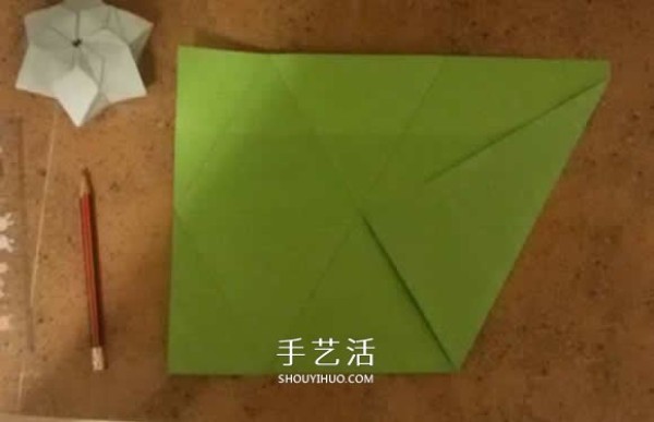 How to fold beautiful paper flowers, step-by-step illustration of hand-made origami six-pointed star flower