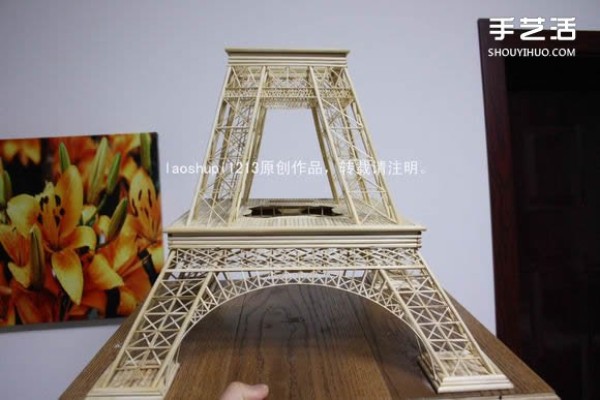 A detailed illustrated tutorial on making a model of the Eiffel Tower using chopsticks and bamboo skewers