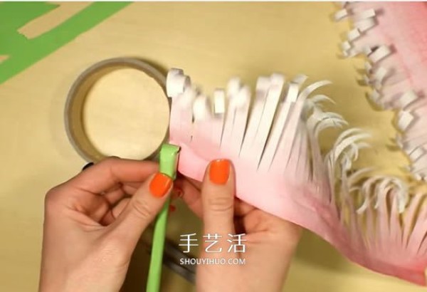 Illustration of how to make three-dimensional chrysanthemums from hand-made colored paper for Double Ninth Festival