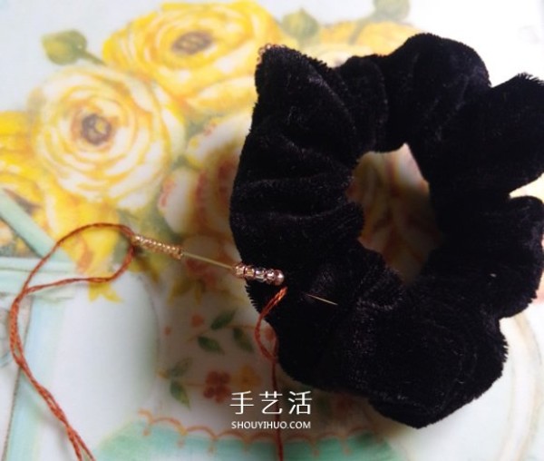 Tutorial on how to transform ordinary hair ties into DIY beautiful beaded hair ties