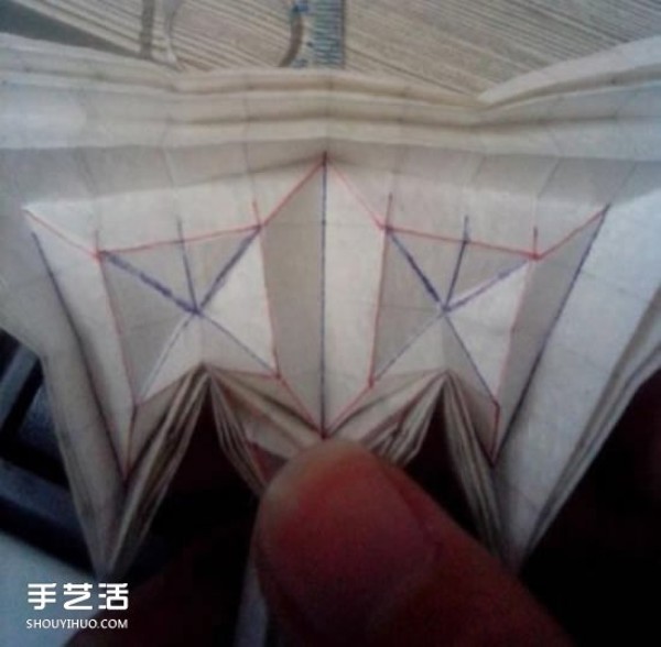 The origami method of a beautiful angel and the illustration of folding a three-dimensional angel by hand