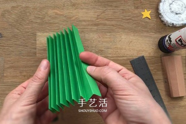 How to make three-dimensional Christmas tree greeting cards by hand