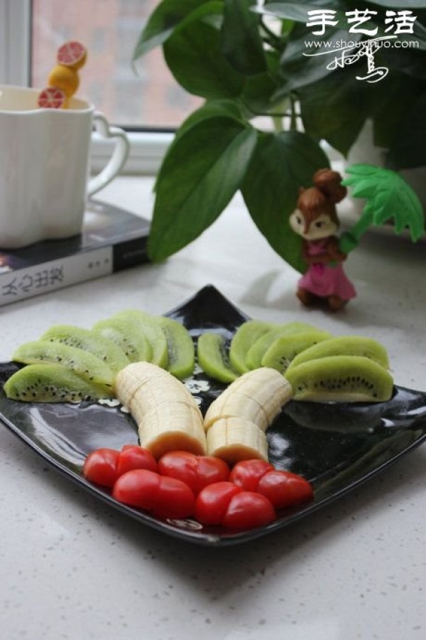 How to make small tomato + banana + kiwi fruit platter