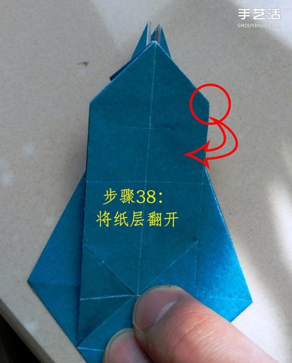 The folding method of the frog on the leaf illustrates the process of the frog on the origami leaf