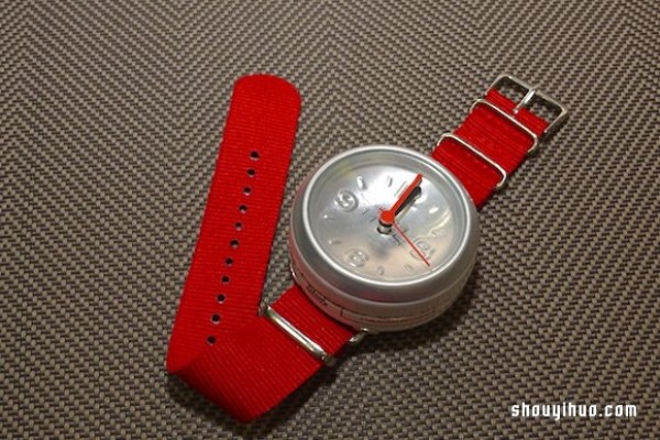 DIY watches made from recycled cans are also available for sale! 