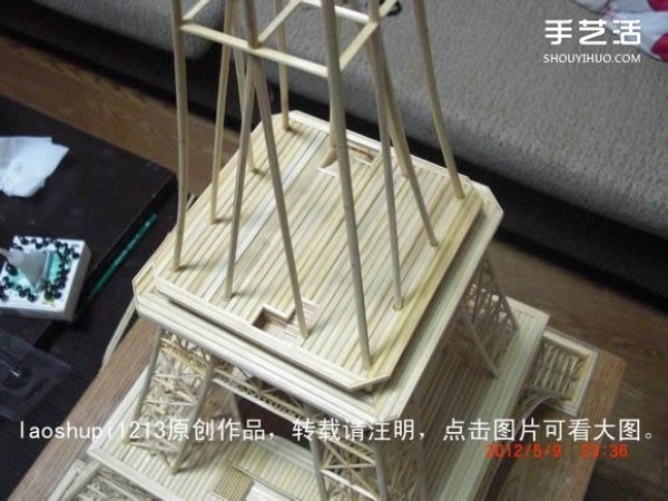 A detailed illustrated tutorial on making a model of the Eiffel Tower using chopsticks and bamboo skewers