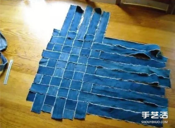 Make a grocery shopping tote bag with a crossed old jeans and transform it into a grocery shopping bag