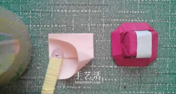 The origami method of a simple small hat, how to fold a brimmed hat with illustrations