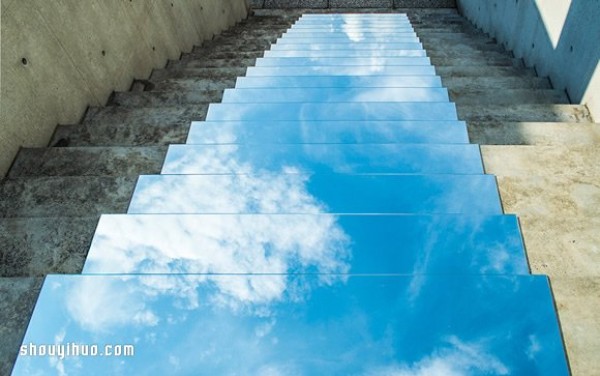 The mirage-like installation art desert and the blue sky in the mirror of high-rise buildings